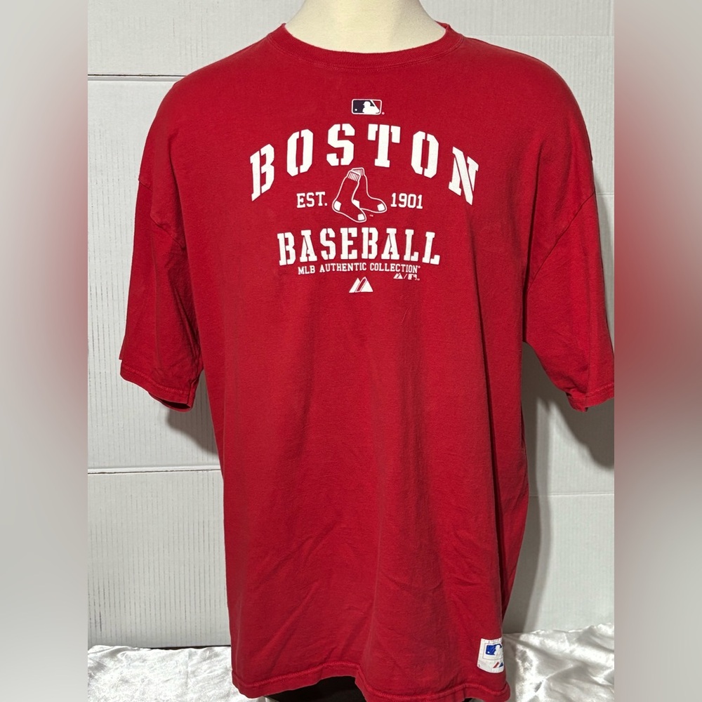 Boston Red Socks Baseball T-Shirt 2XL hem in the back has been pulled 3”